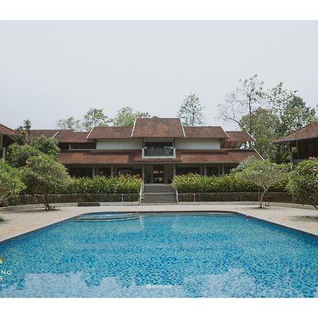 Whispering Waters Hotel Malayattur ภายนอก รูปภาพ