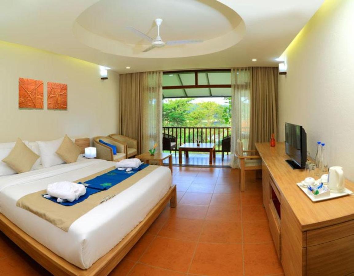 Whispering Waters Hotel Malayattur ภายนอก รูปภาพ