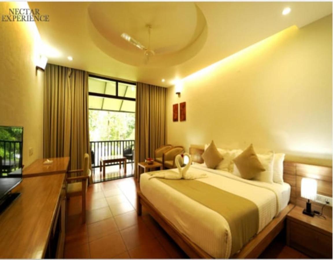 Whispering Waters Hotel Malayattur ภายนอก รูปภาพ