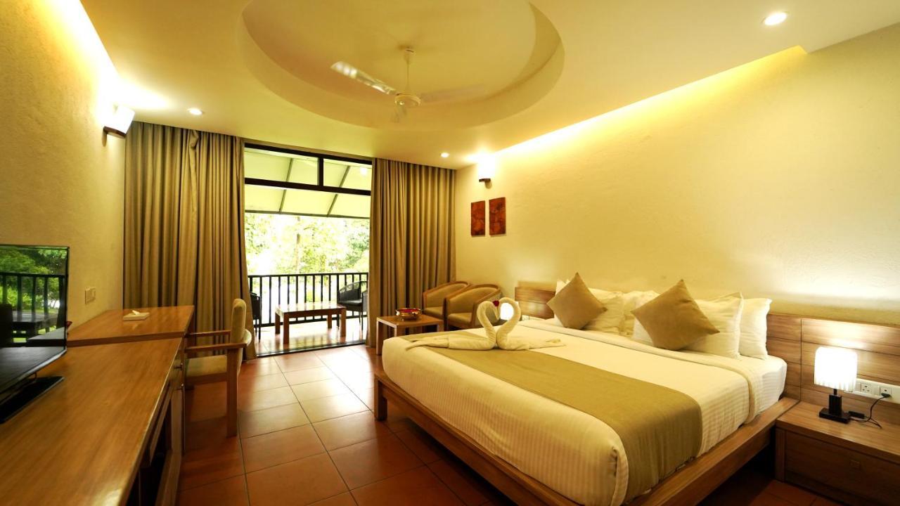 Whispering Waters Hotel Malayattur ภายนอก รูปภาพ